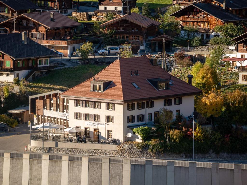 un grande edificio bianco con tetto marrone di Hotel Wasserfall a Jaun