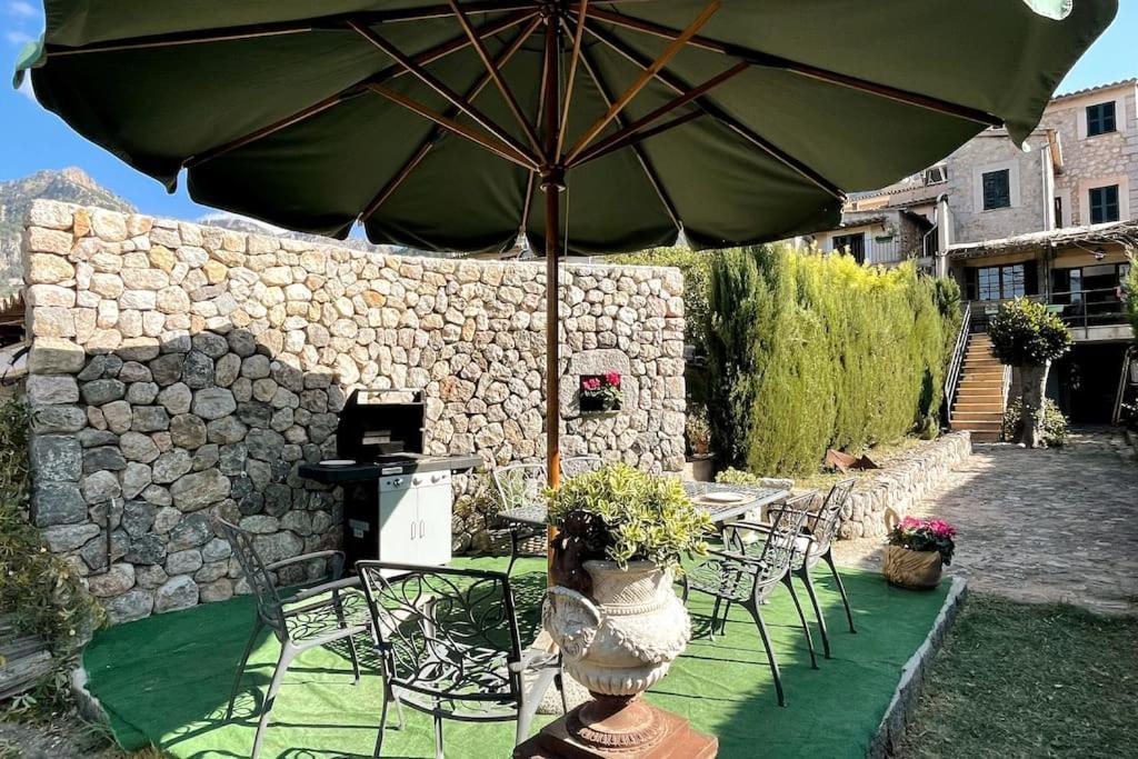 Vonkajšia záhrada v ubytovaní Can Garrova - Villa espectacular con piscina