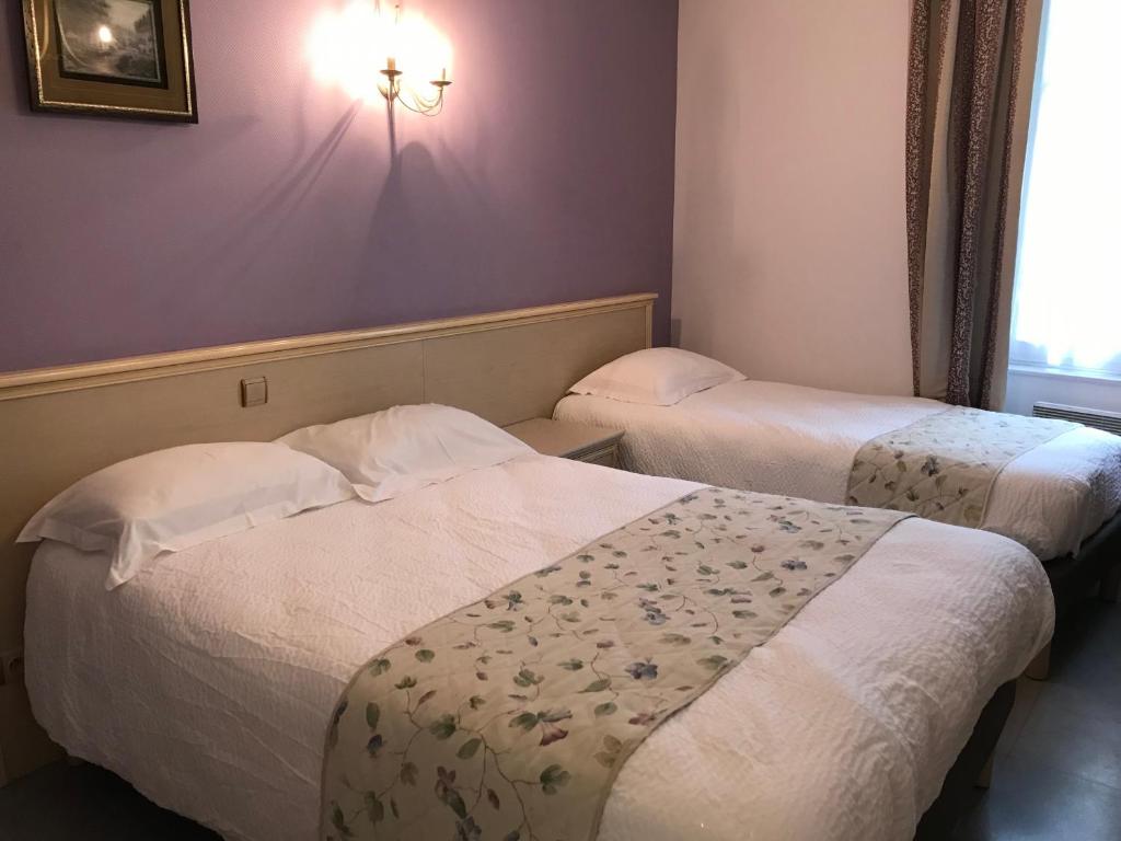 Postel nebo postele na pokoji v ubytování Logis hotel Saint-Joseph