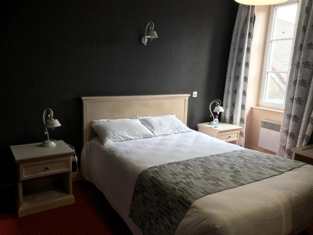 Postel nebo postele na pokoji v ubytování Logis hotel Saint-Joseph
