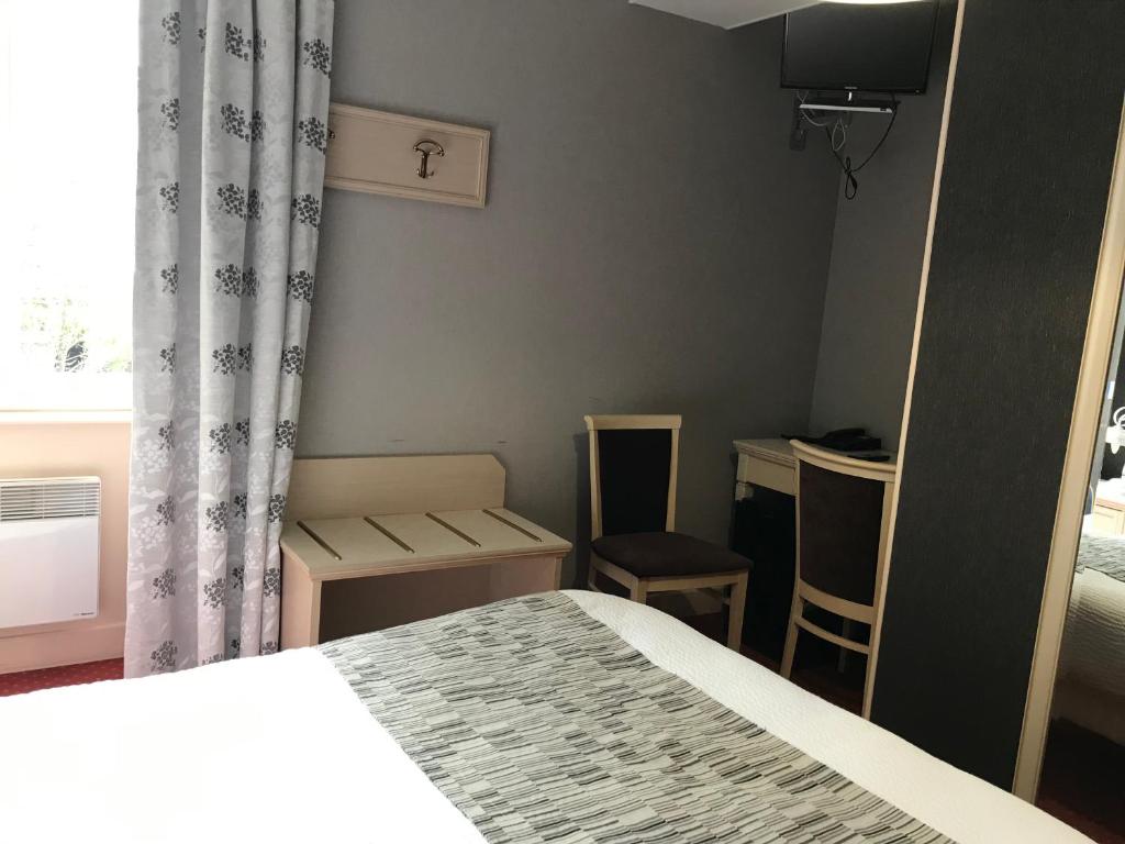 Postel nebo postele na pokoji v ubytování Logis hotel Saint-Joseph