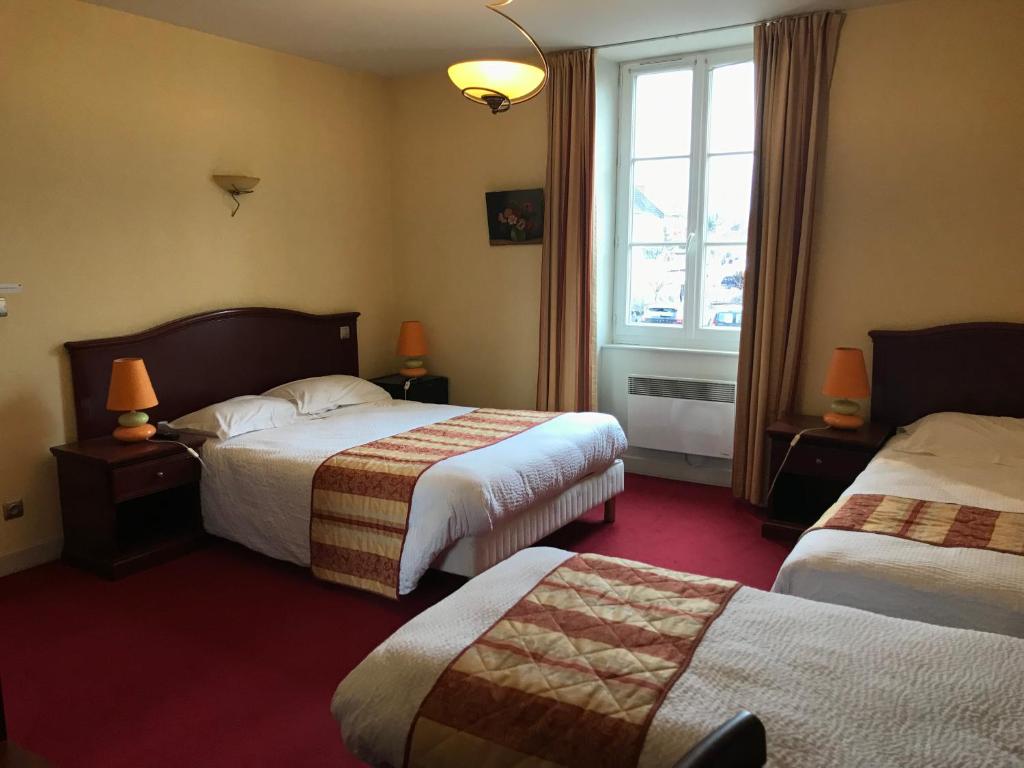 Postel nebo postele na pokoji v ubytování Logis hotel Saint-Joseph