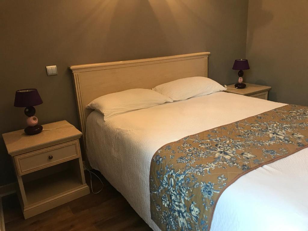 Postel nebo postele na pokoji v ubytování Logis hotel Saint-Joseph