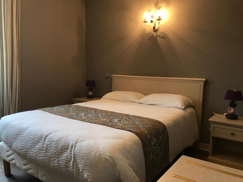 Postel nebo postele na pokoji v ubytování Logis hotel Saint-Joseph