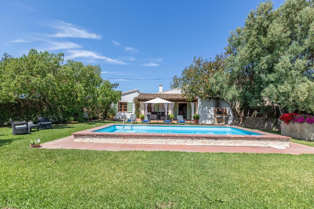 una casa con piscina en el patio en Villa Payeras, en Puerto Pollensa