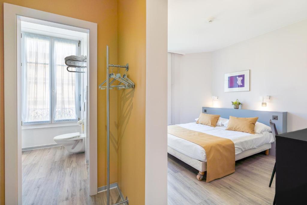 Postel nebo postele na pokoji v ubytování Hôtel Alpes & Lac