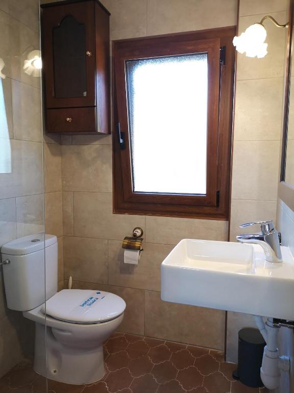 A bathroom at LLOGUER30 La Rajoleria para desconectar