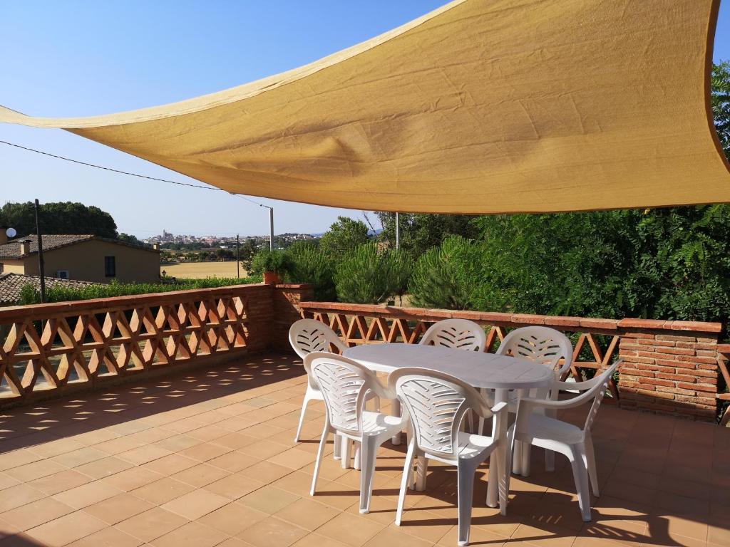 A balcony or terrace at LLOGUER30 La Rajoleria para desconectar
