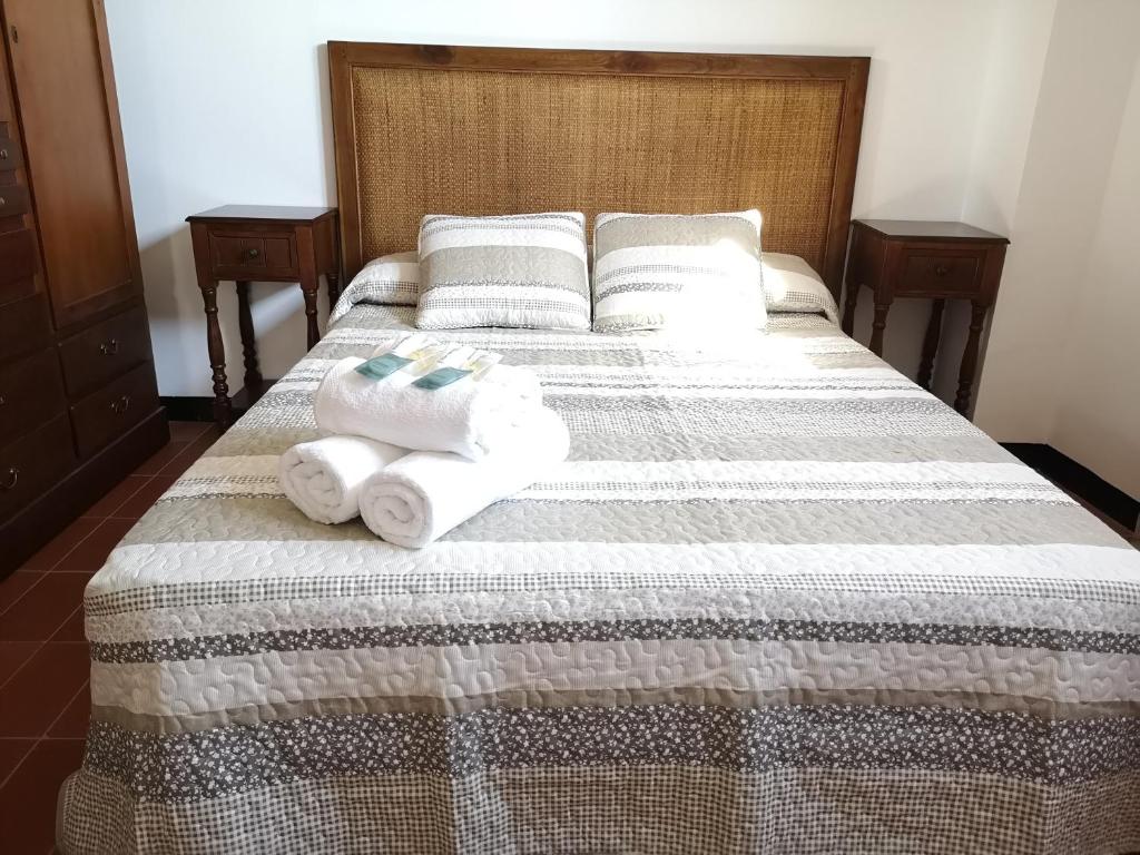 A bed or beds in a room at LLOGUER30 La Rajoleria para desconectar