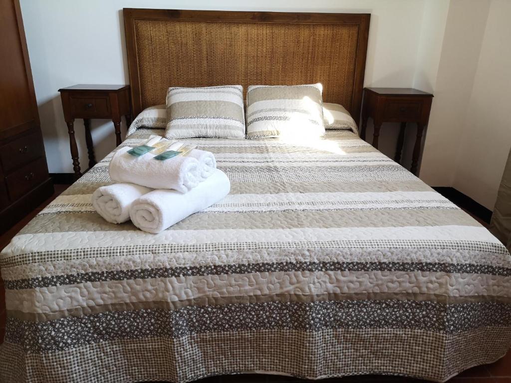 A bed or beds in a room at LLOGUER30 La Rajoleria para desconectar