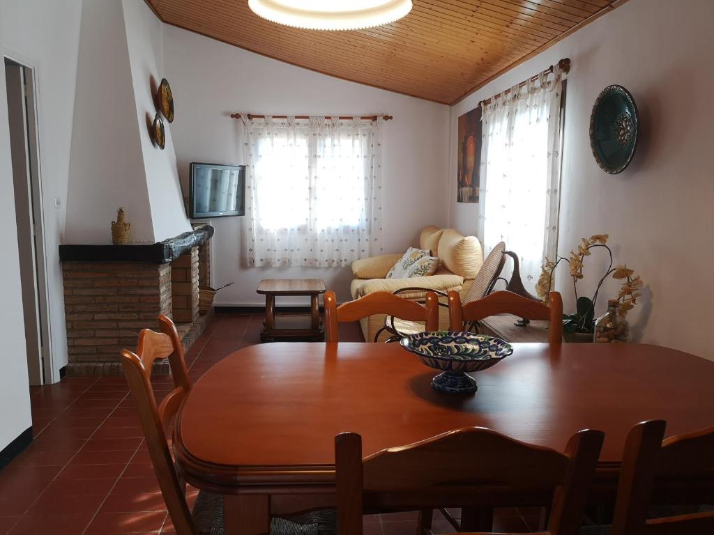 A television and/or entertainment centre at LLOGUER30 La Rajoleria para desconectar