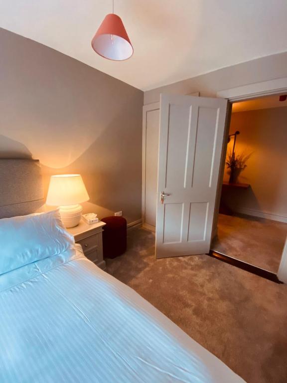 Postel nebo postele na pokoji v ubytování 3 Bedroom Luxury Apartment Main Street Cashel Tipperary