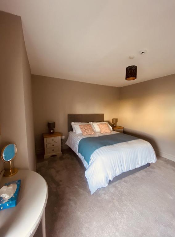 Postel nebo postele na pokoji v ubytování 3 Bedroom Luxury Apartment Main Street Cashel Tipperary