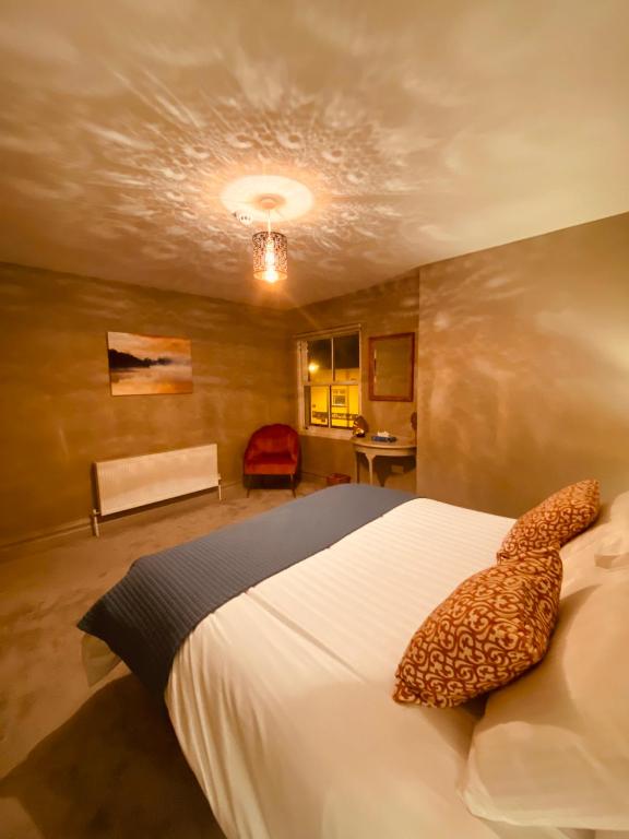 Postel nebo postele na pokoji v ubytování 3 Bedroom Luxury Apartment Main Street Cashel Tipperary