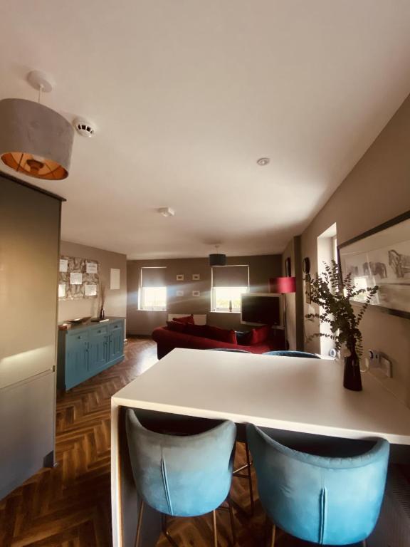 Posezení v ubytování 3 Bedroom Luxury Apartment Main Street Cashel Tipperary