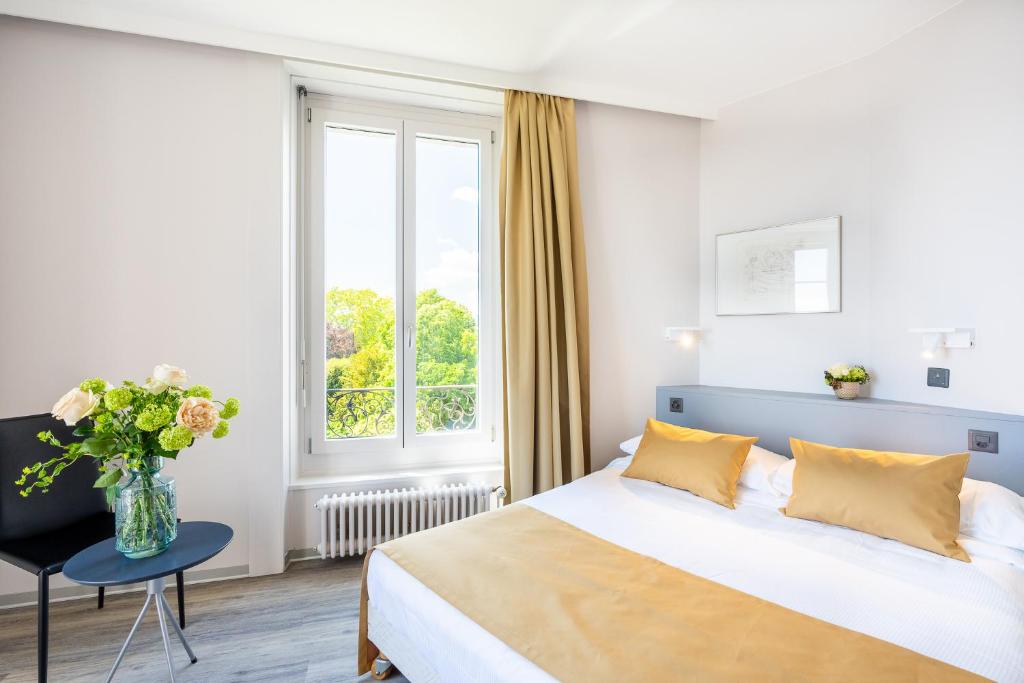 Postel nebo postele na pokoji v ubytování Hôtel Alpes & Lac