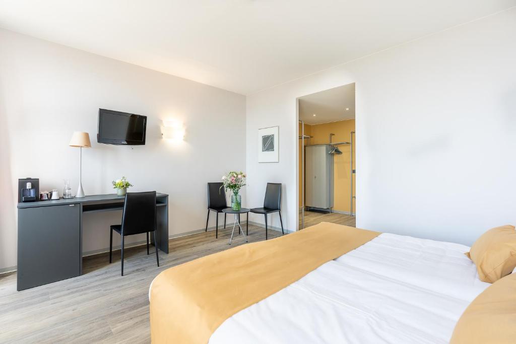 Postel nebo postele na pokoji v ubytování Hôtel Alpes & Lac
