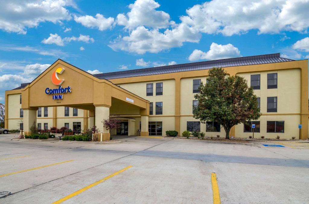 a building with a cambria inn sign on the front at Comfort Inn Ottawa in Ottawa