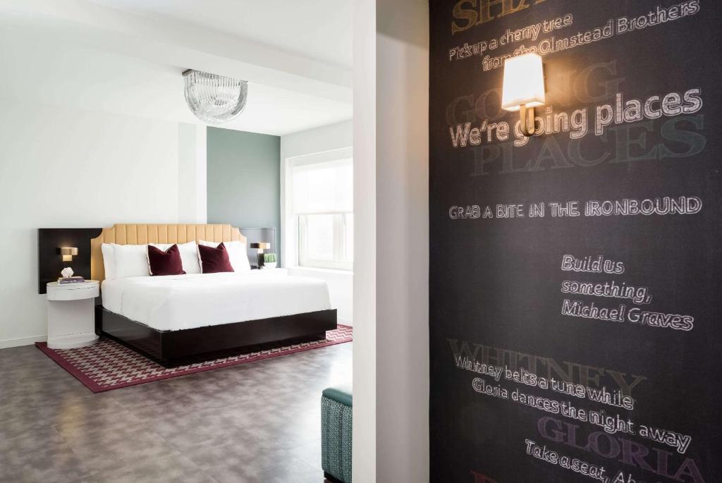 Postel nebo postele na pokoji v ubytování TRYP by Wyndham Newark Downtown