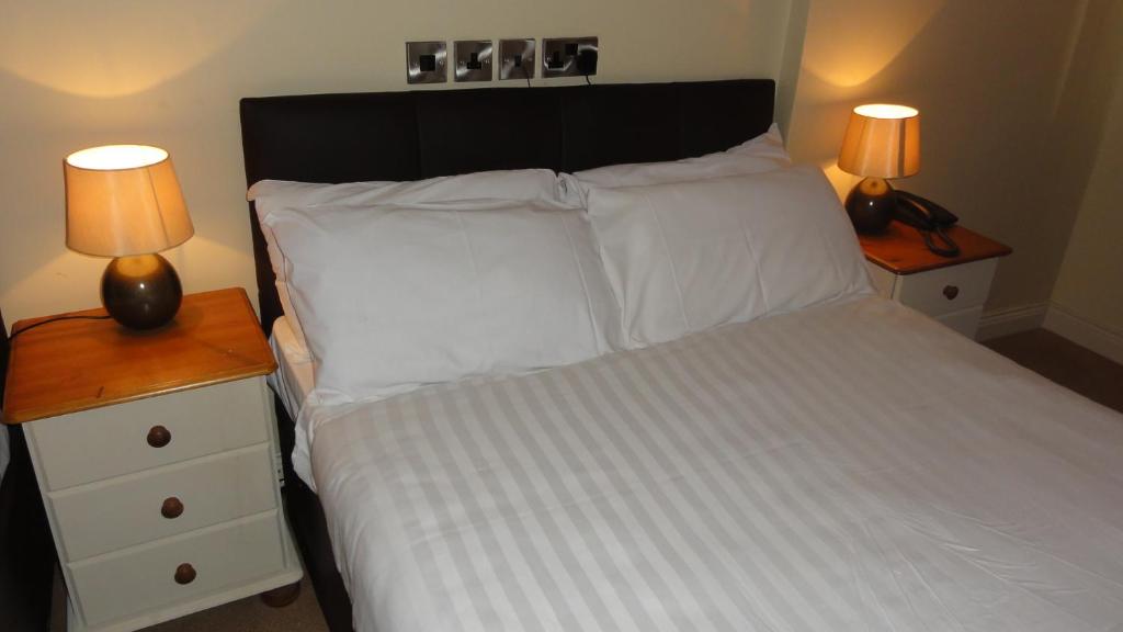 Rúm í herbergi á Hannon's Hotel