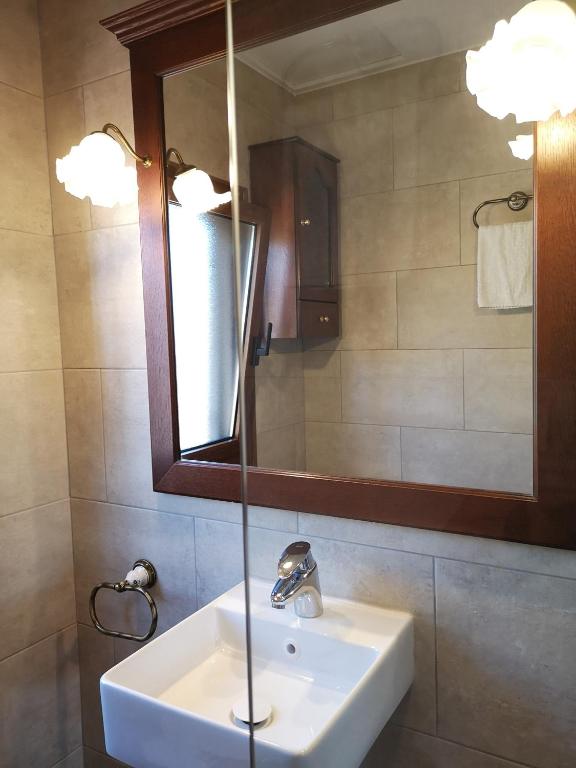 A bathroom at LLOGUER30 La Rajoleria para desconectar