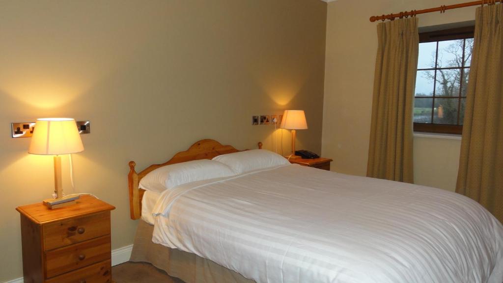 Rúm í herbergi á Hannon's Hotel