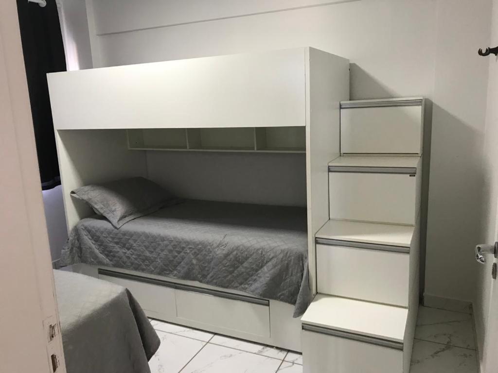 Uma ou mais camas em beliche num quarto em Flat Lagoa Quente