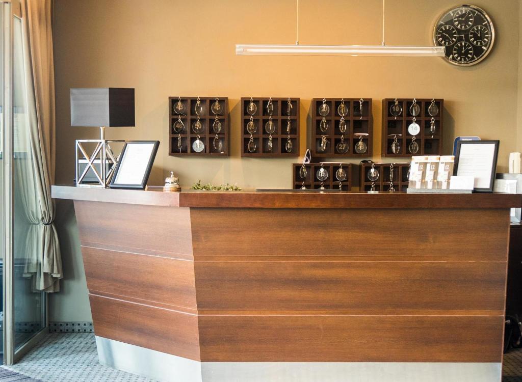Příslušenství pro přípravu čaje a kávy v ubytování Comm Hotel Poznań Airport