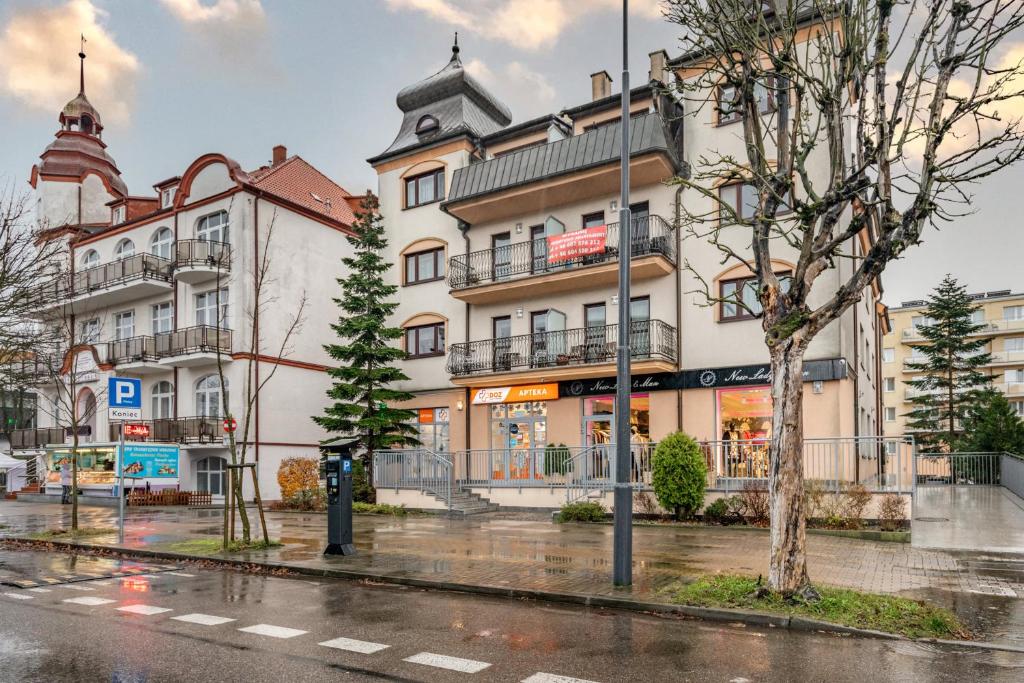 a building on a street in a city at Apartamenty przy Promenadzie by Renters in Świnoujście