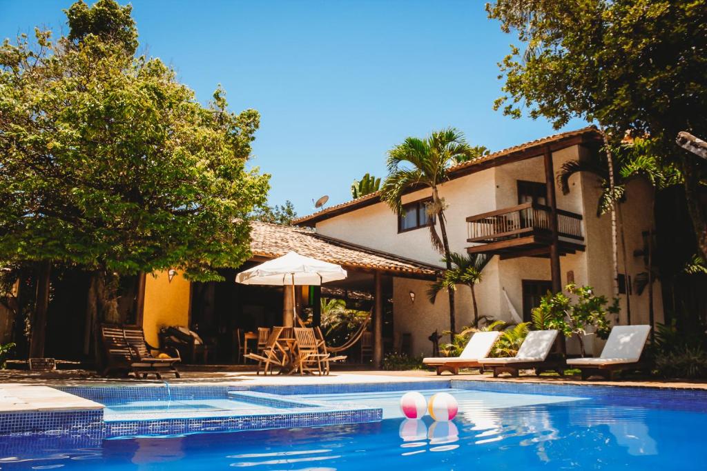 uma casa com uma piscina com bolas cor-de-rosa e brancas em Pousada Villa Bella em Itacaré