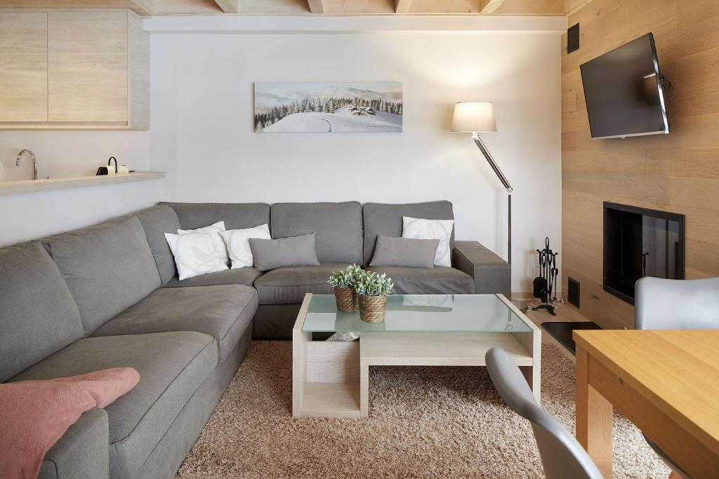 Televízia a/alebo spoločenská miestnosť v ubytovaní Val de Ruda Luxe 60 by FeelFree Rentals