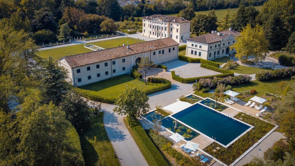 Una vista aérea de una mansión con piscina. en Villa Solatia, en Caldogno