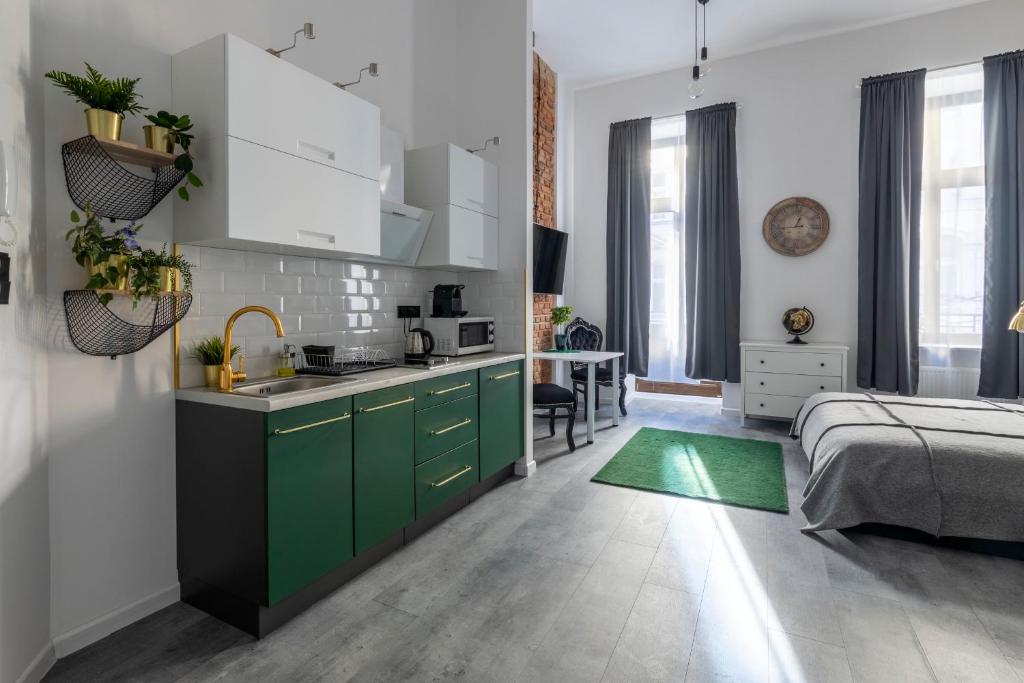 Kuchyňa alebo kuchynka v ubytovaní 18 Apartamenty Manufaktura Centrum Miasta Legionów 18 Parking bezpłatny