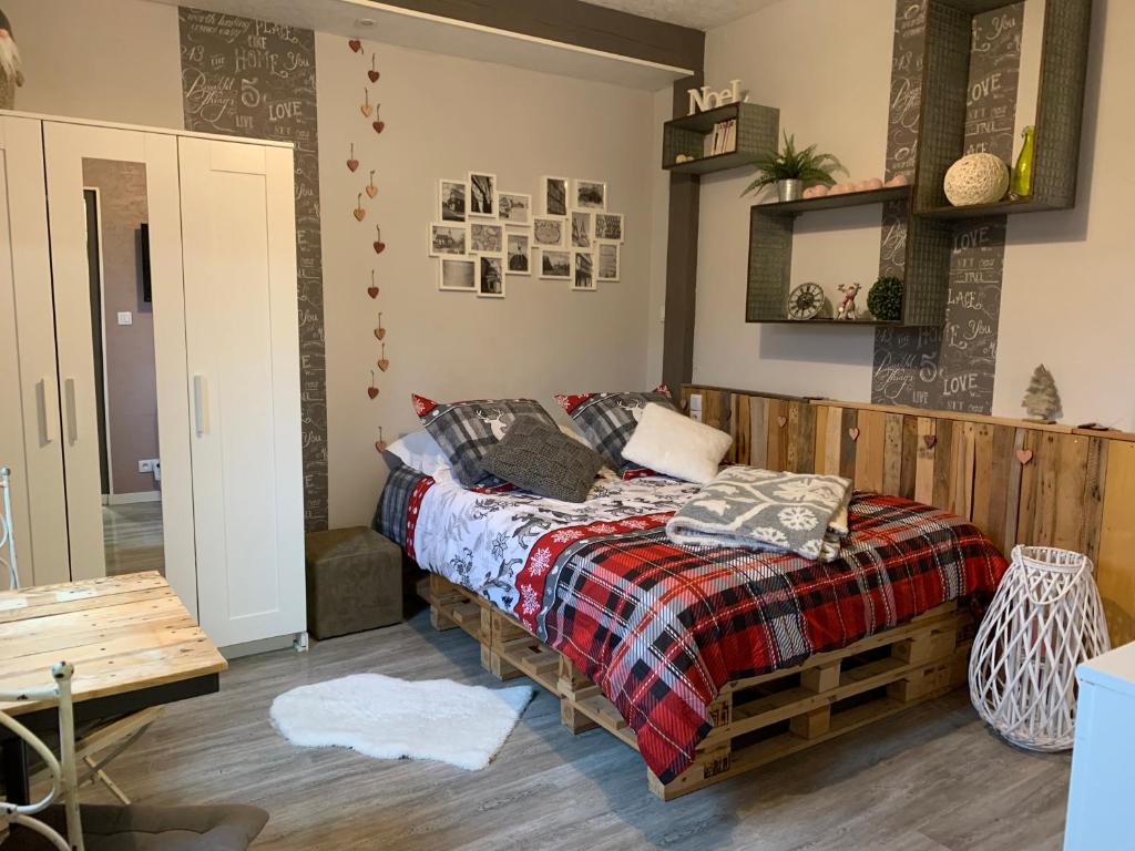 a bedroom with a bed with pillows on it at Le nid de cigognes in Menchhoffen