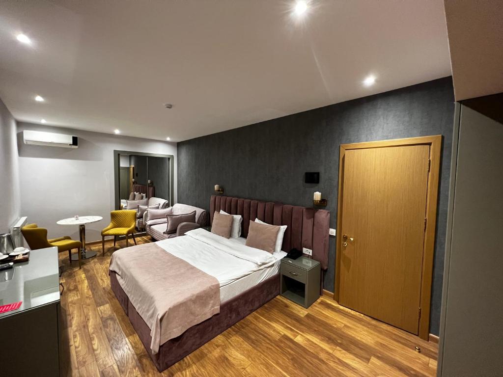 Postel nebo postele na pokoji v ubytování CH Hotel