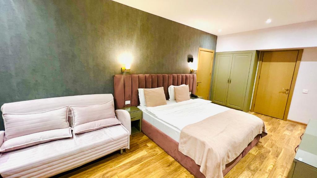 Postel nebo postele na pokoji v ubytování CH Hotel