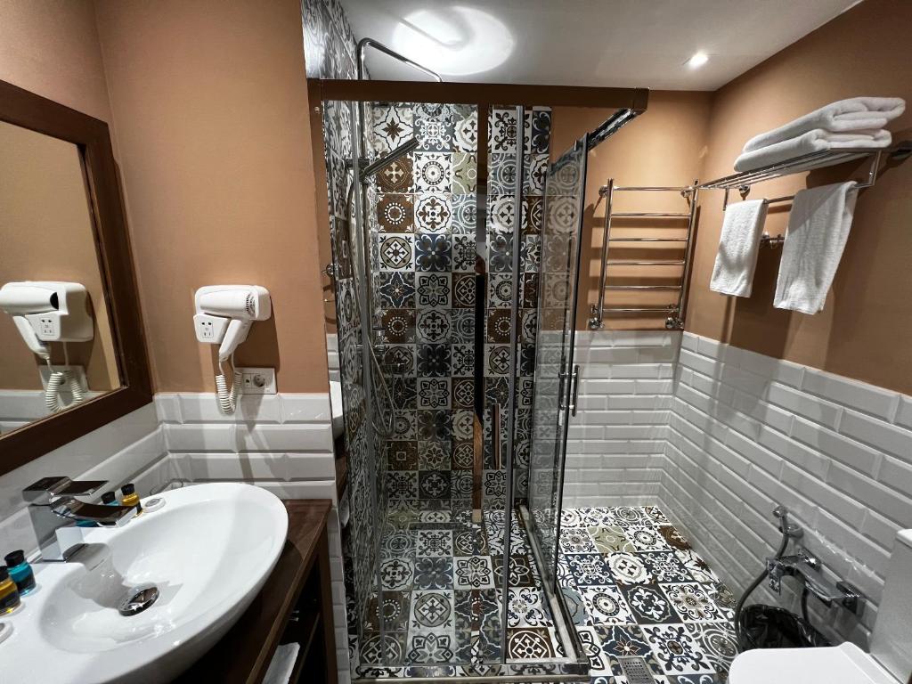 Koupelna v ubytování CH Hotel