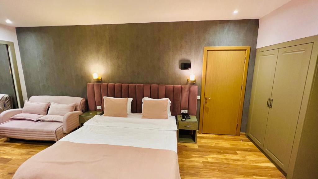 Postel nebo postele na pokoji v ubytování CH Hotel