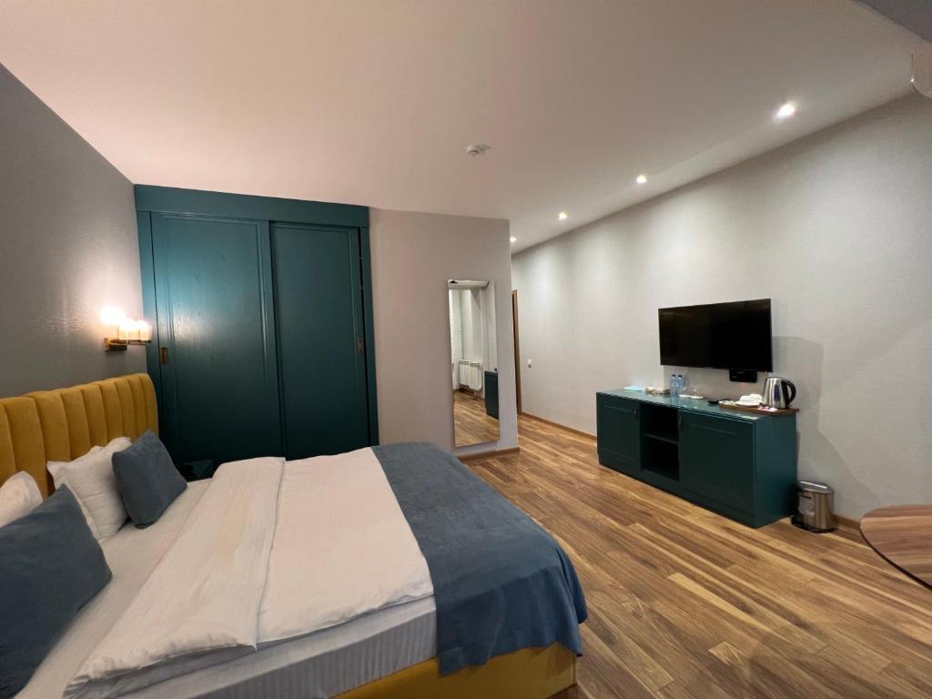TV a/nebo společenská místnost v ubytování CH Hotel