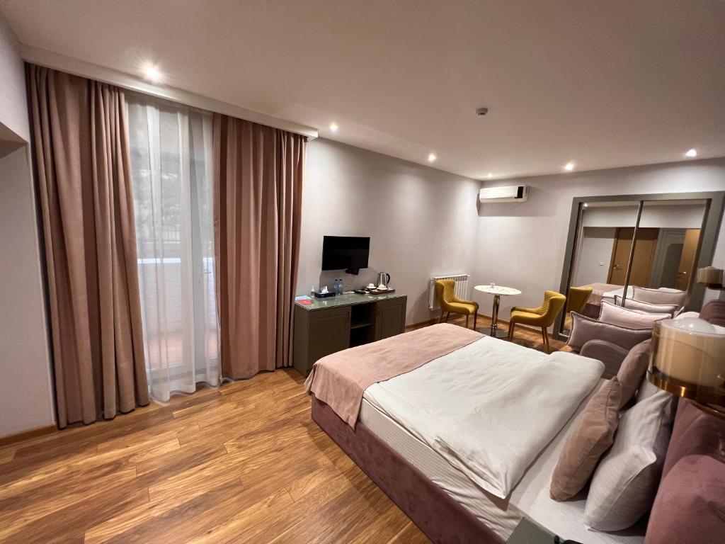 TV a/nebo společenská místnost v ubytování CH Hotel