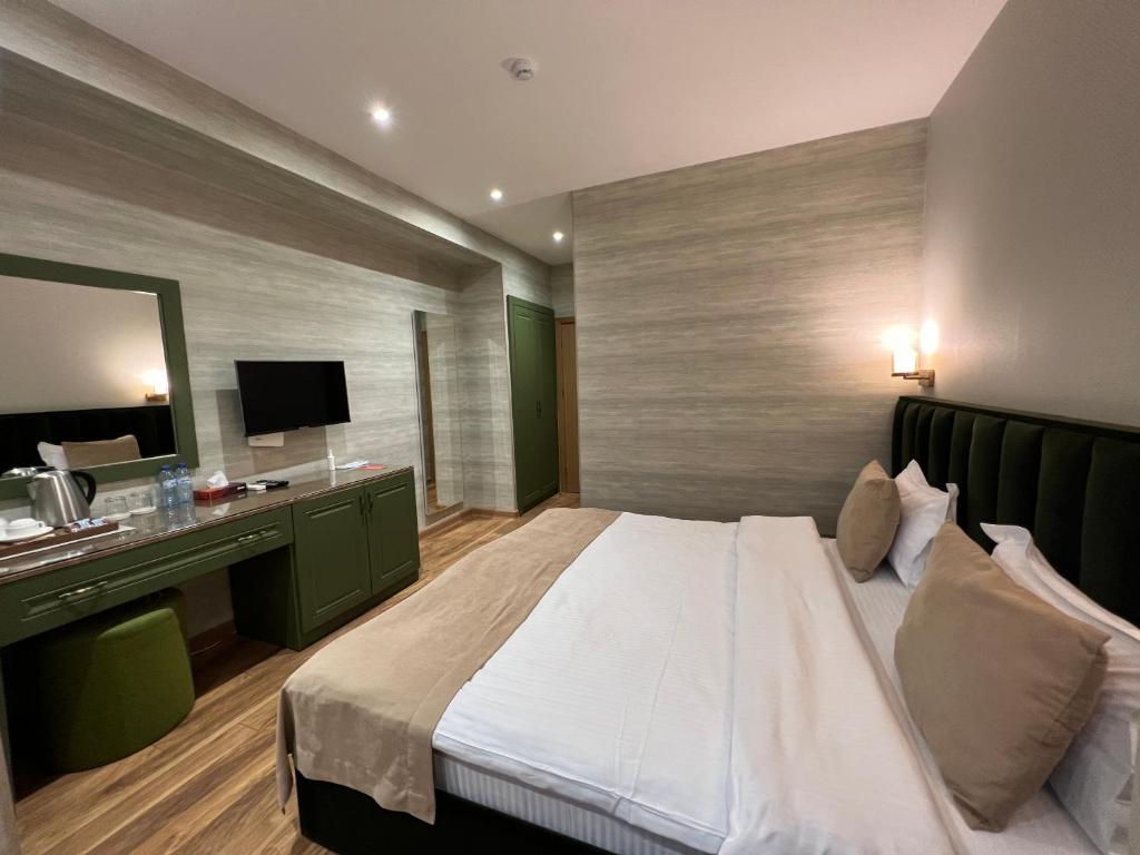Postel nebo postele na pokoji v ubytování CH Hotel