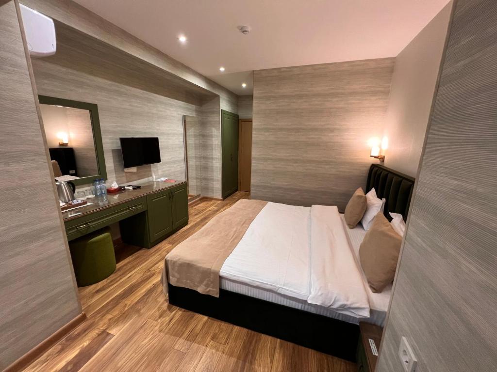 Postel nebo postele na pokoji v ubytování CH Hotel