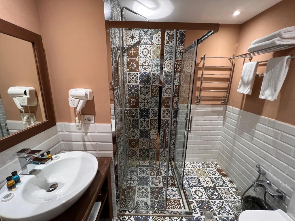 Koupelna v ubytování CH Hotel