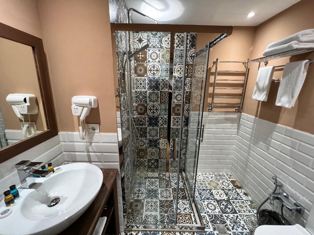 Koupelna v ubytování CH Hotel