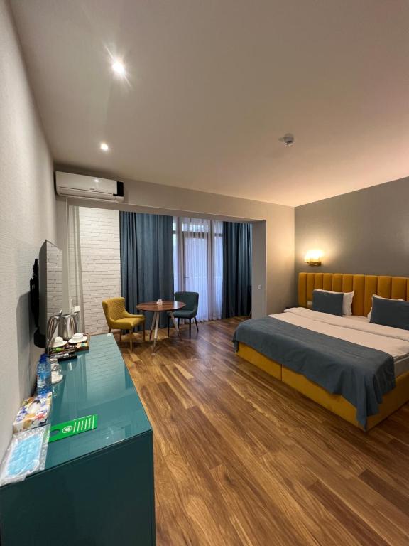 TV a/nebo společenská místnost v ubytování CH Hotel