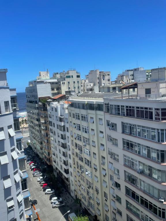 an aerial view of a city with tall buildings at Copacabana Vista parcial do Mar, melhor ponto de Copacabana in Rio de Janeiro