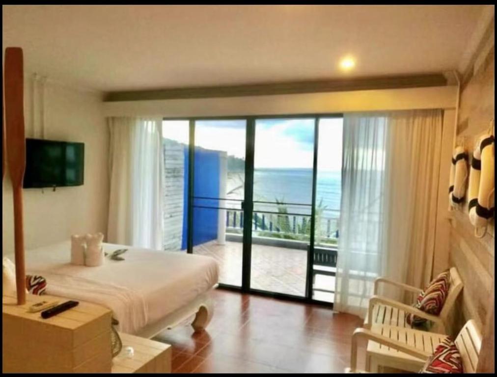 AT SEA Patong - Resim 5