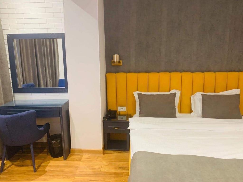 Postel nebo postele na pokoji v ubytování CH Hotel