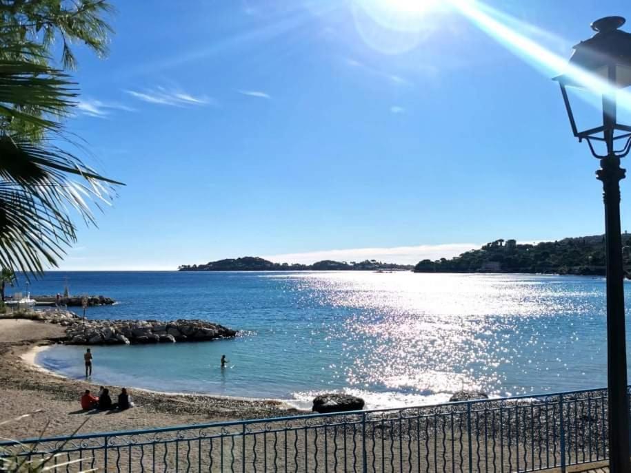 uma vista para uma praia com pessoas na água em Studette "La Fourmi" proche centre et plage em Beaulieu-sur-Mer