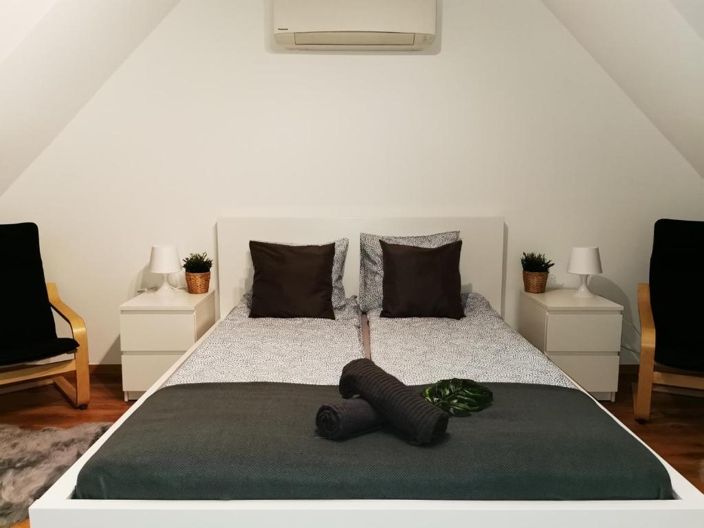 sypialnia z dużym łóżkiem i zielonym kocem w obiekcie Pintes 38 A w mieście Dunaújváros